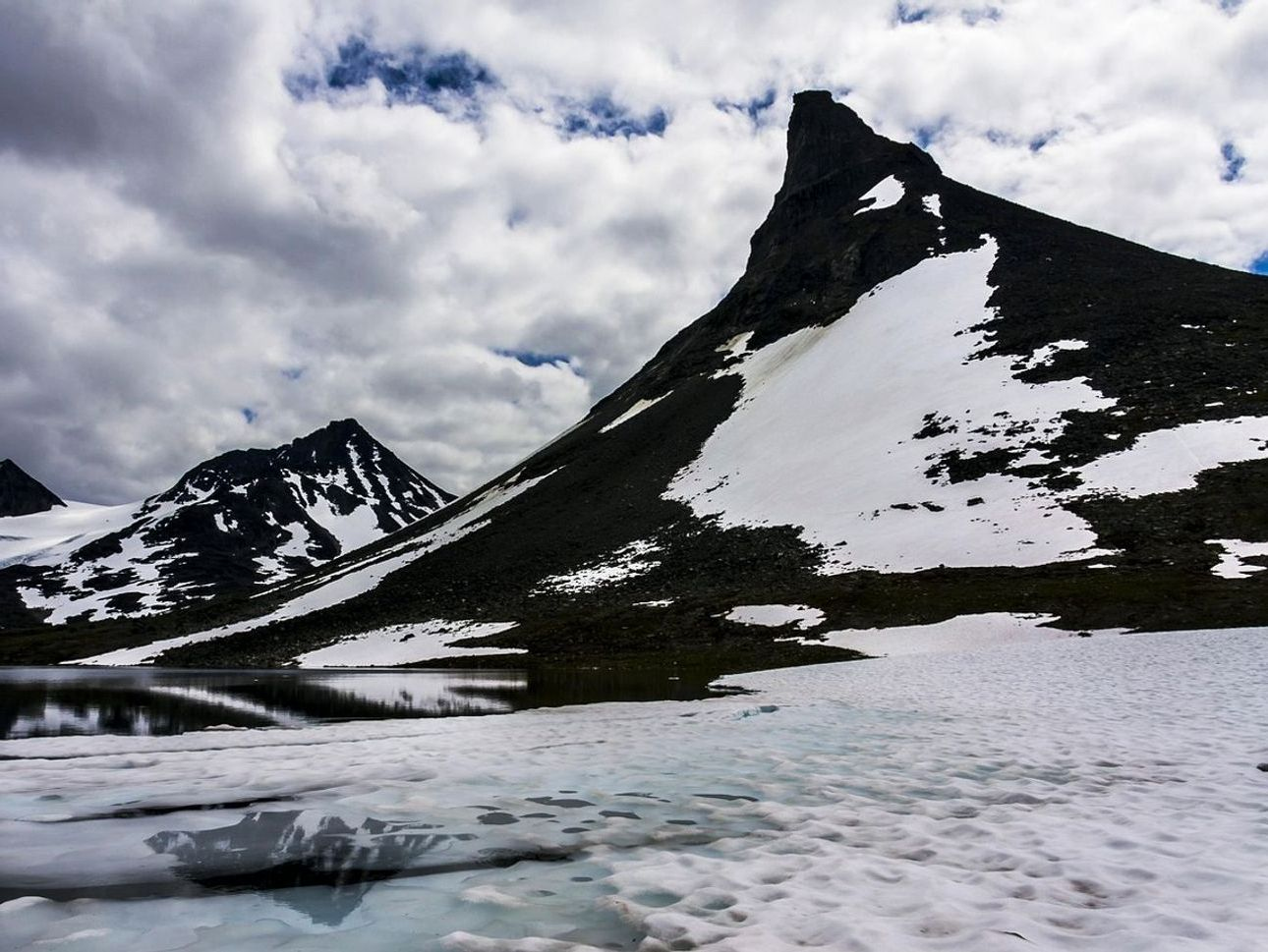 Pradera alpina junto a un lago en las montañas